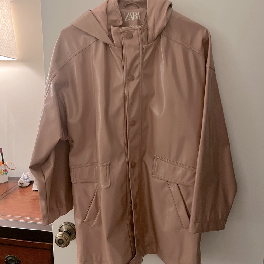 Vinyl pink girl raincoat 
Size 13/14 years old
Brand Zara